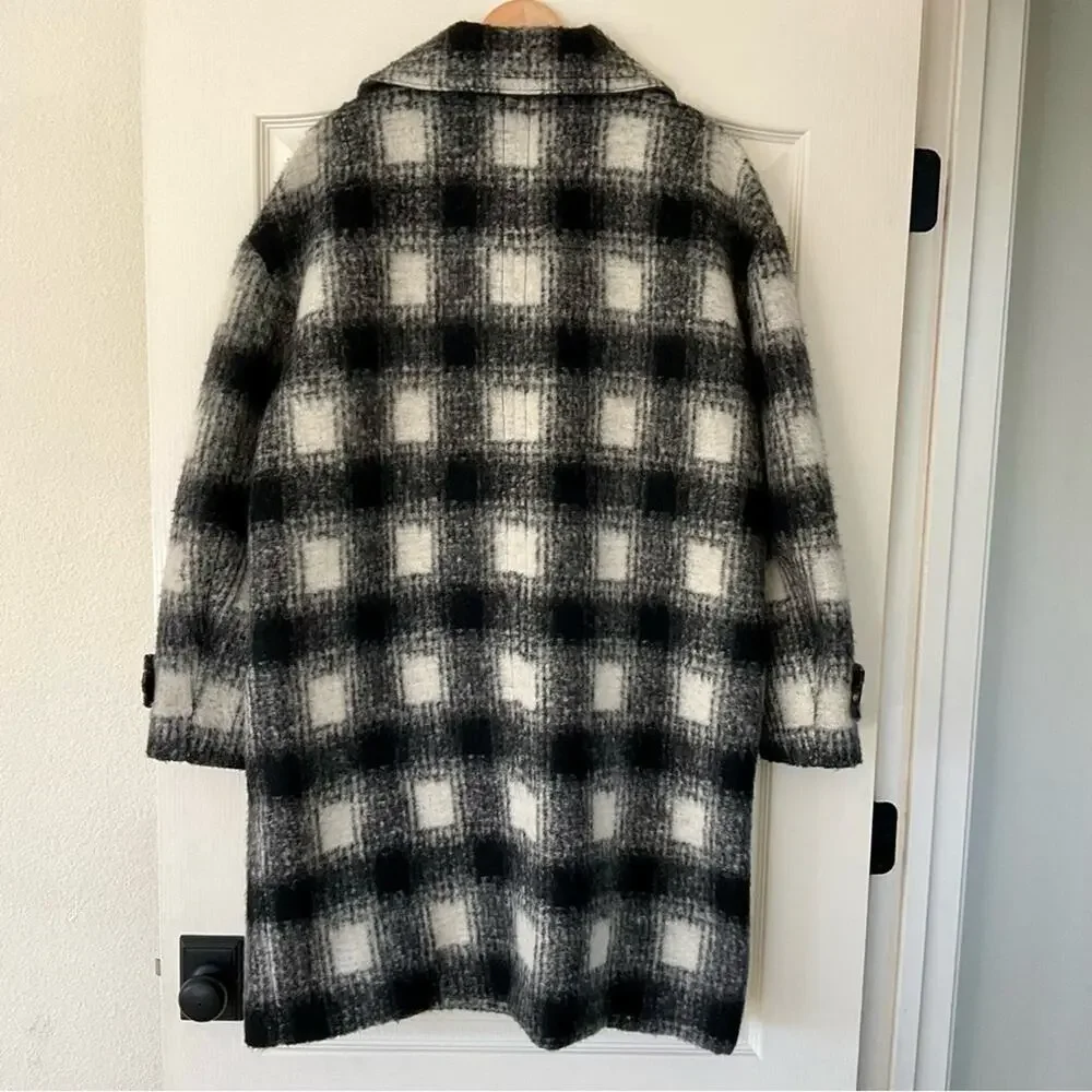 Banana Republic large scale